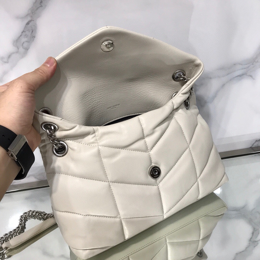 BOLSA PUFFER BRANCA COM PRATA - 23 CM