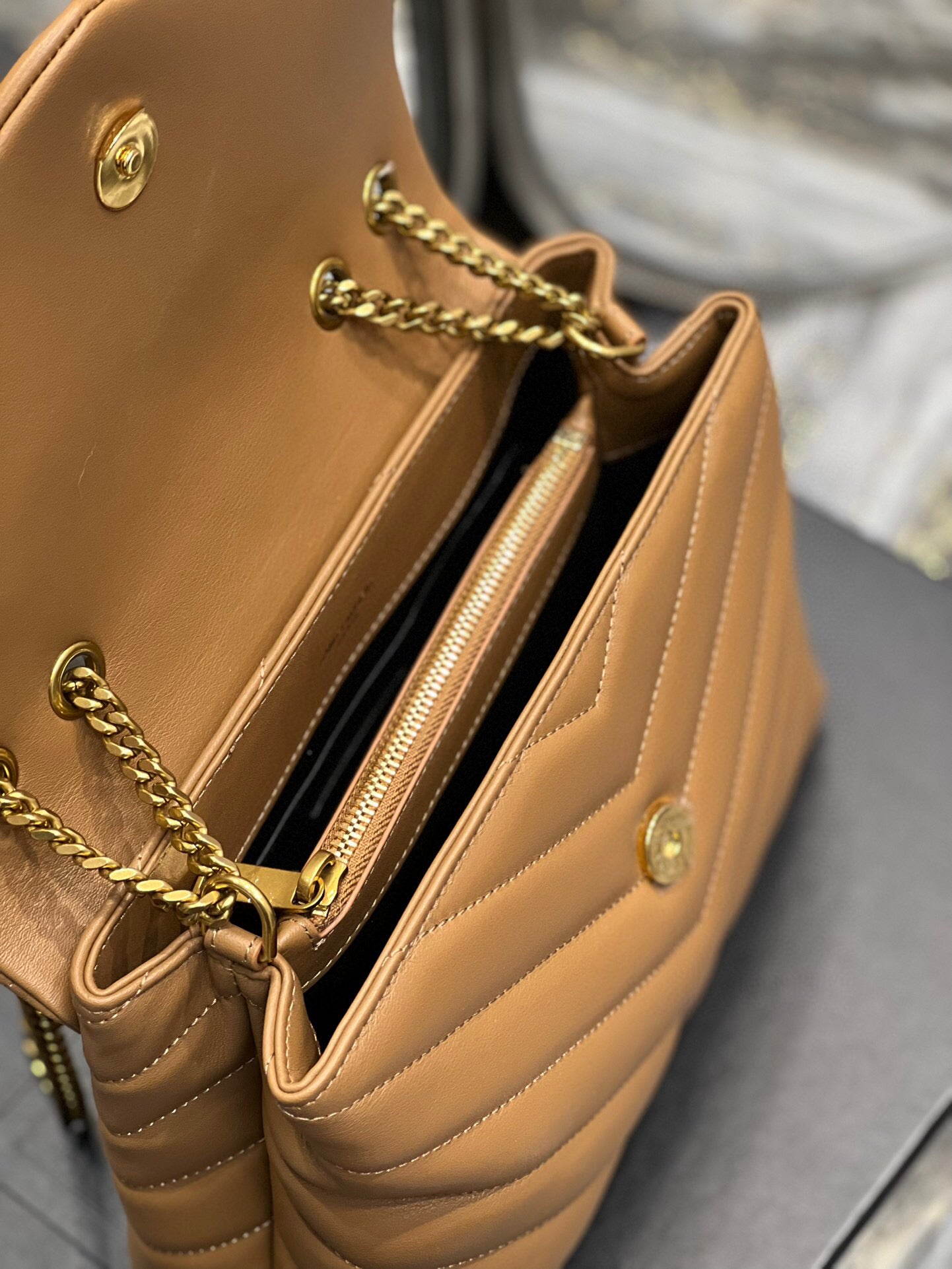BOLSA LOULOU MARROM - 24 CM