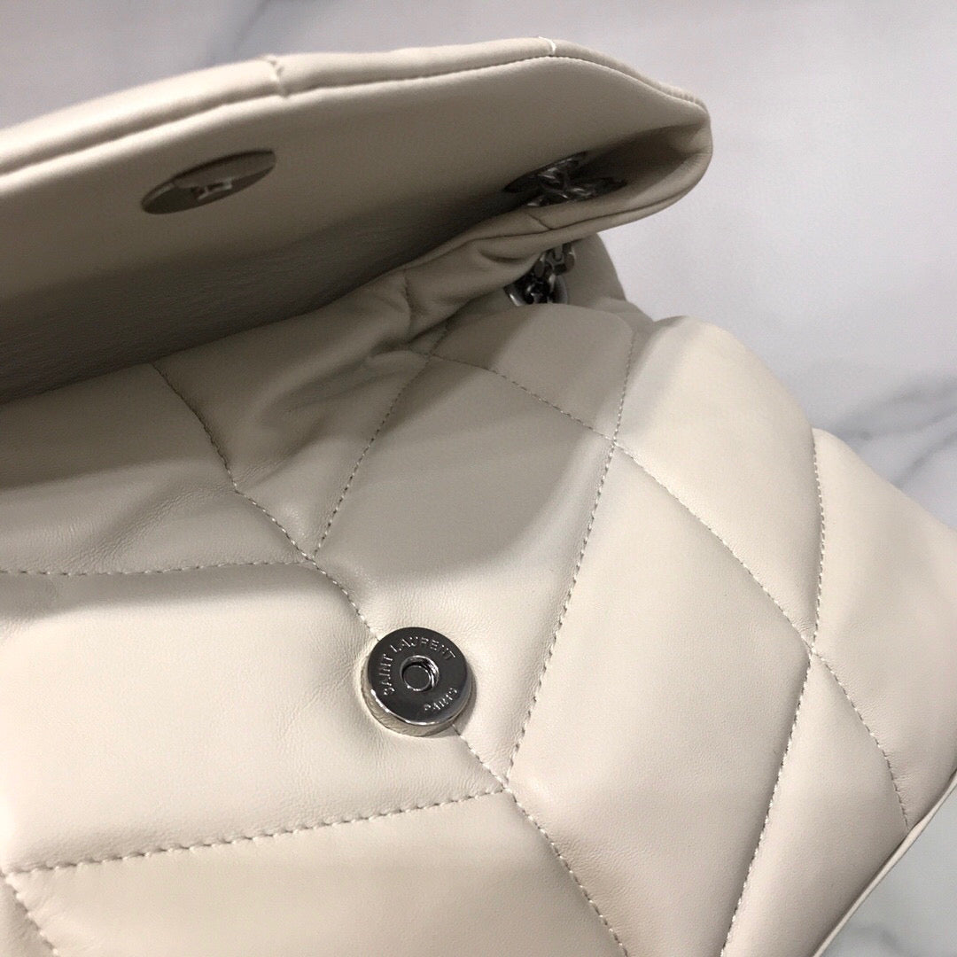 BOLSA PUFFER BRANCA COM PRATA - 23 CM