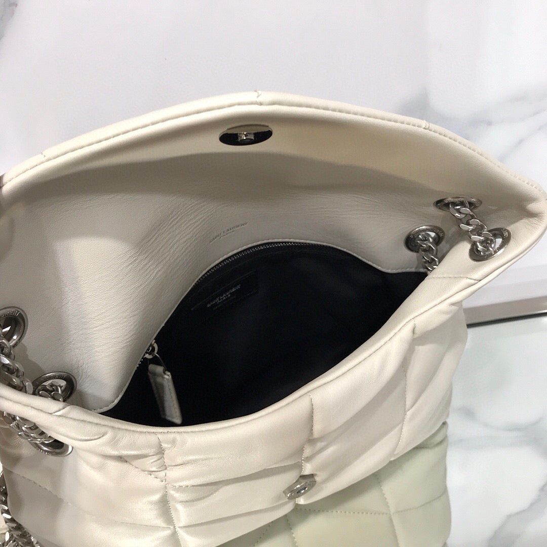 BOLSA PUFFER BRANCA COM PRATA - 23 CM