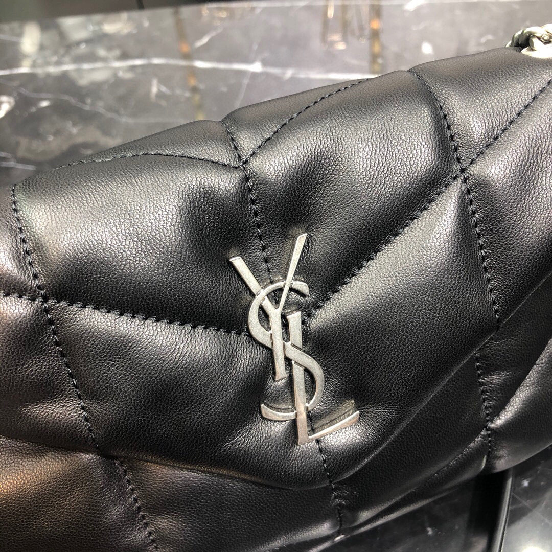 BOLSA PUFFER PRETA COM PRATA - 20 CM