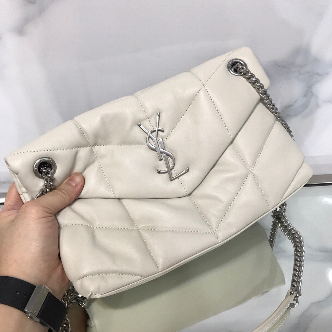 BOLSA PUFFER BRANCA COM PRATA - 23 CM