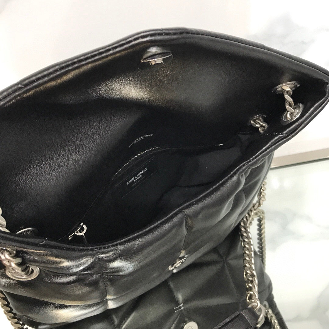 BOLSA PUFFER PRETA COM PRATA - 23 CM