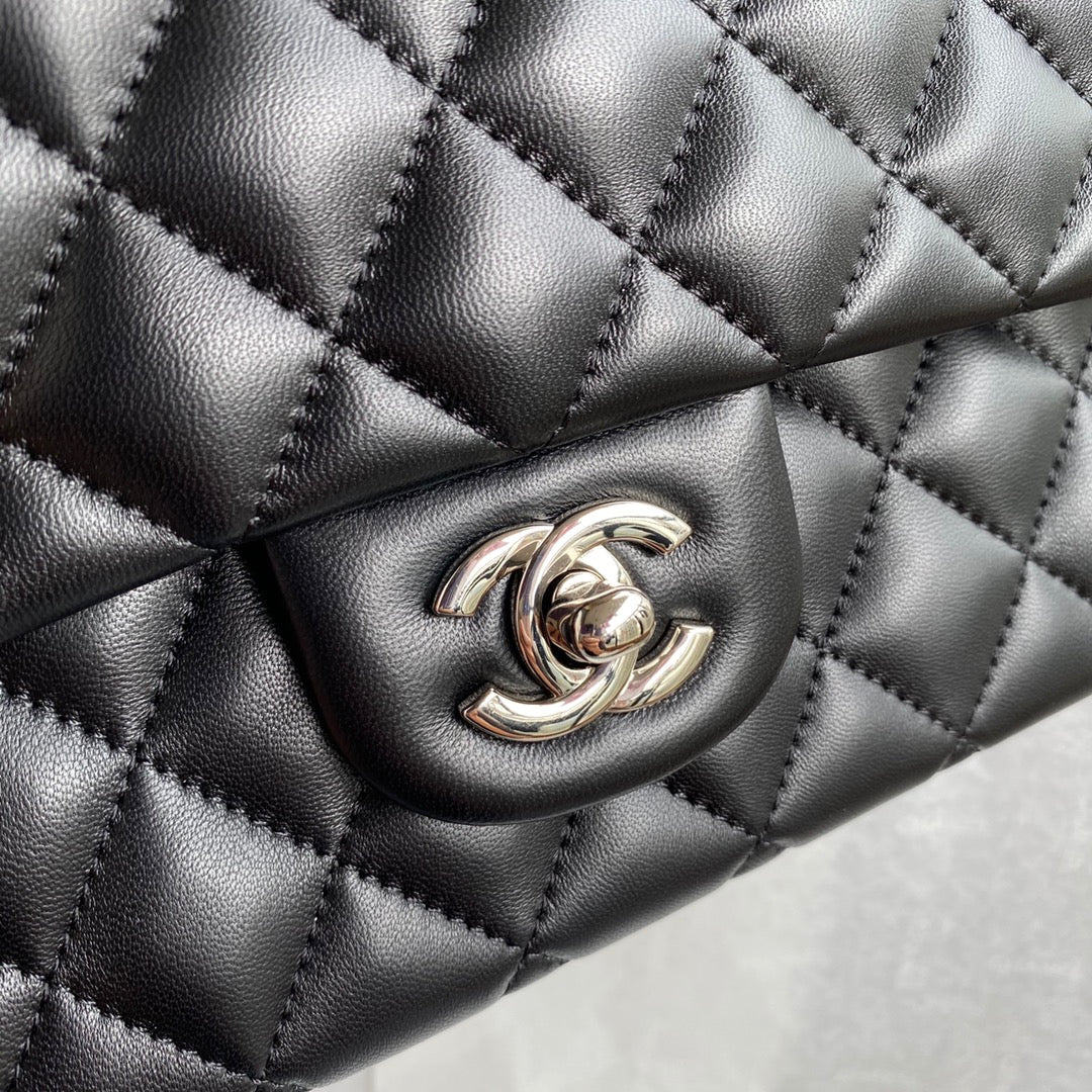 BOLSA CHANEL PRETA LISA - PRATA