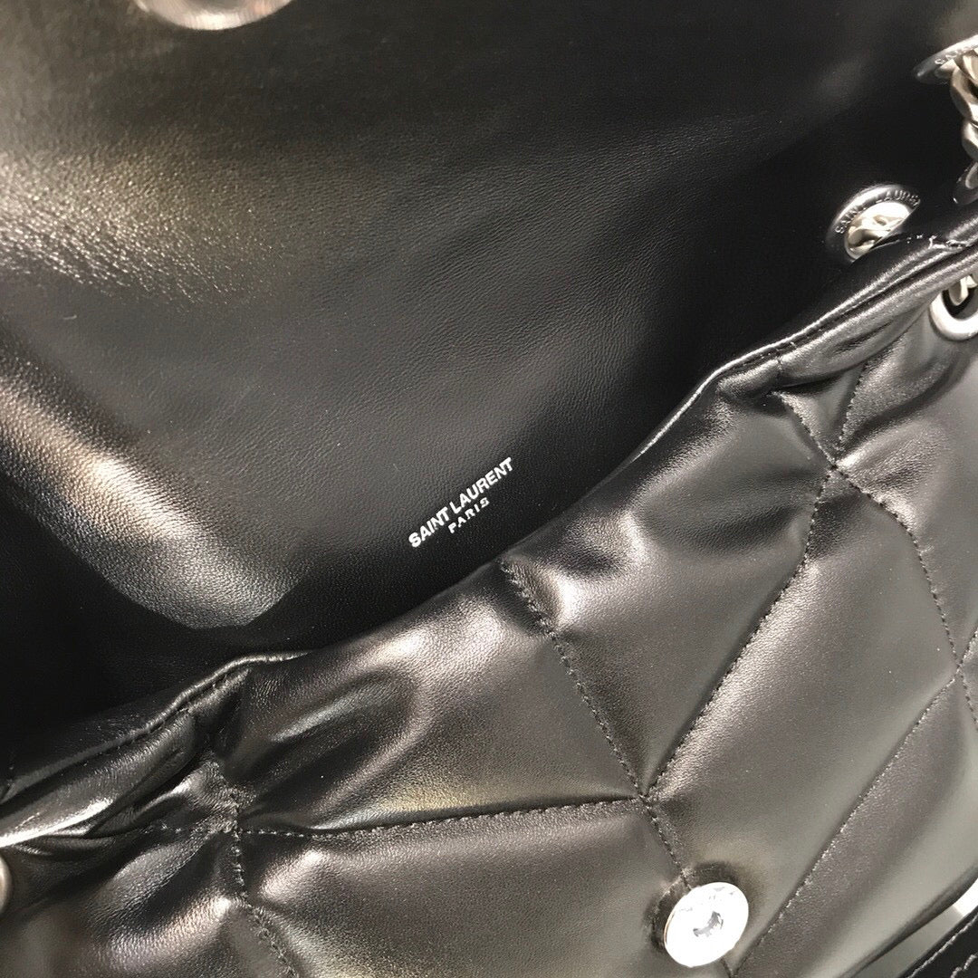 BOLSA PUFFER PRETA COM PRATA - 23 CM