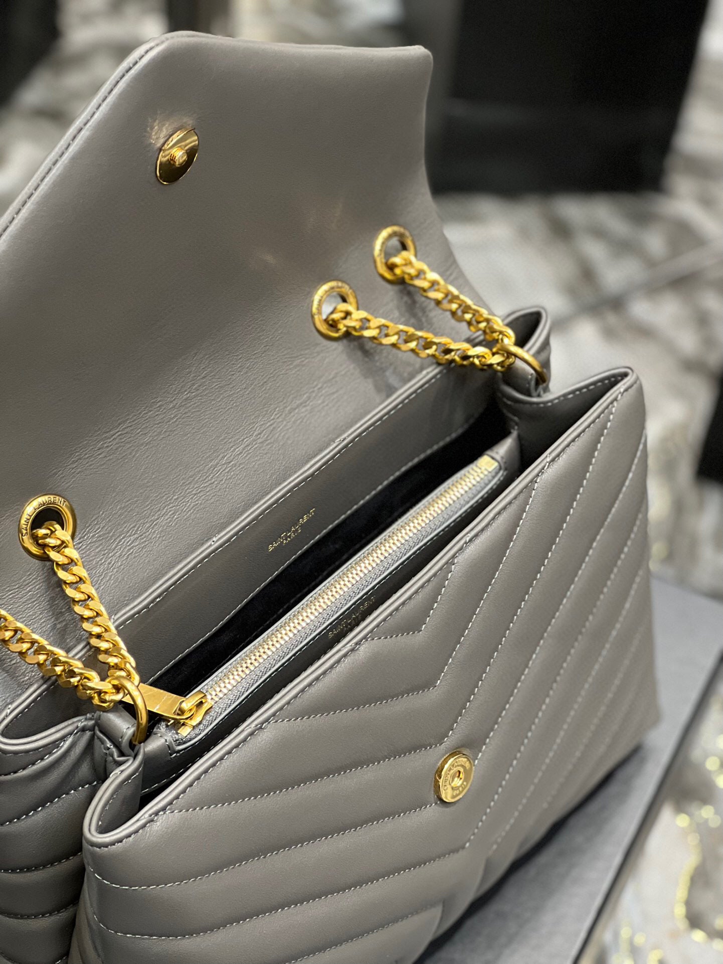 BOLSA LOULOU CINZA - 24 CM