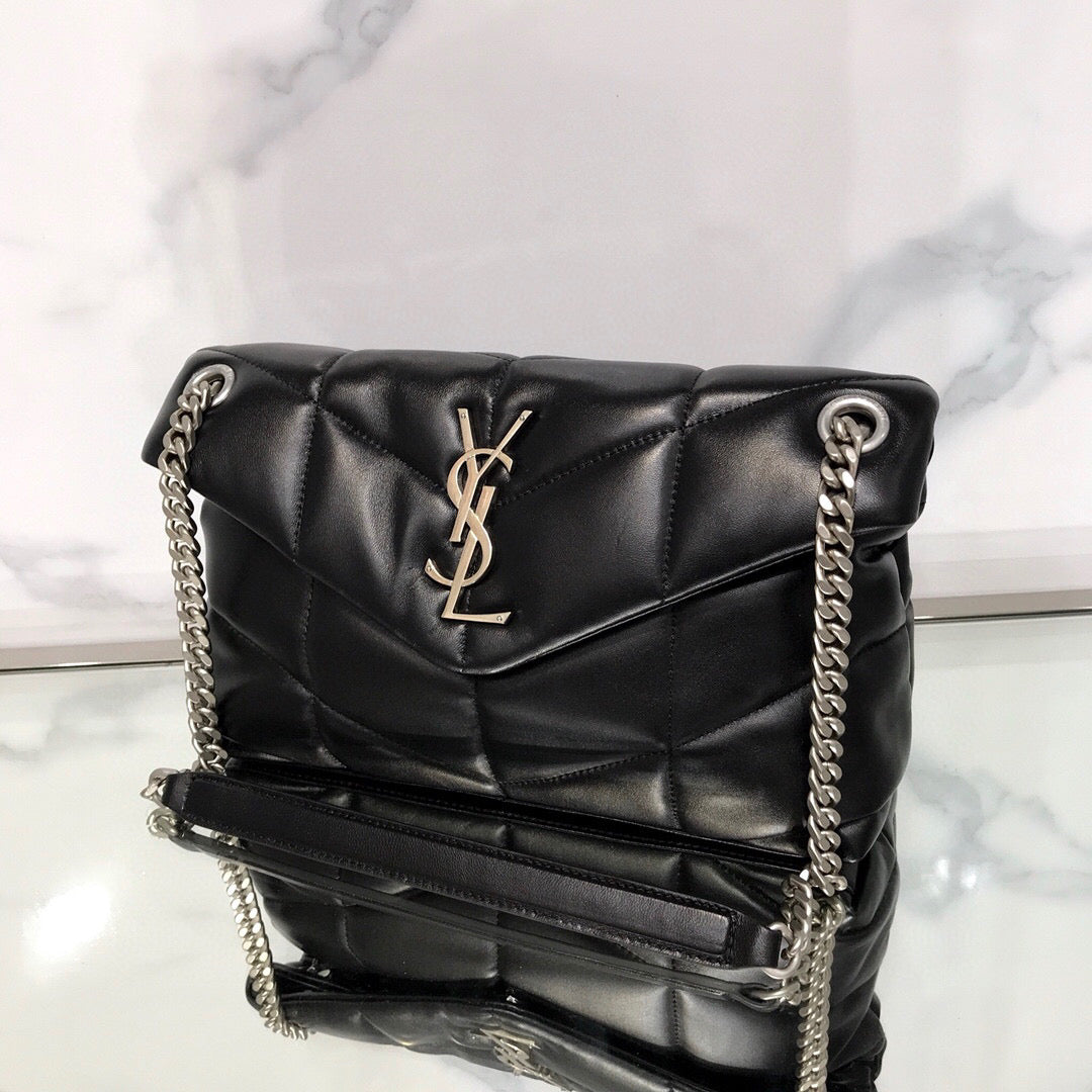 BOLSA PUFFER PRETA COM PRATA - 23 CM