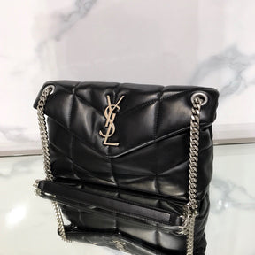 BOLSA PUFFER PRETA COM PRATA - 23 CM