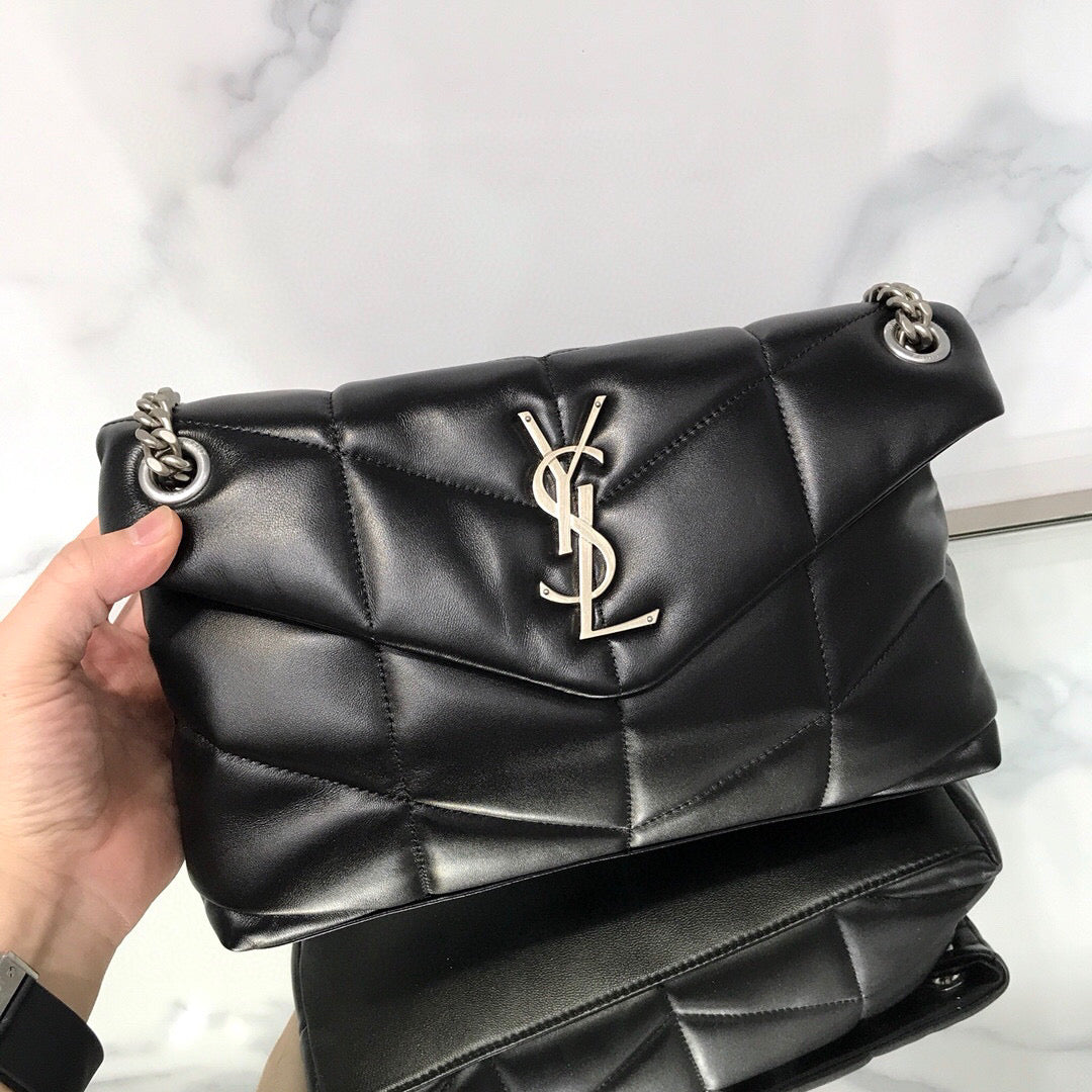 BOLSA PUFFER PRETA COM PRATA - 23 CM