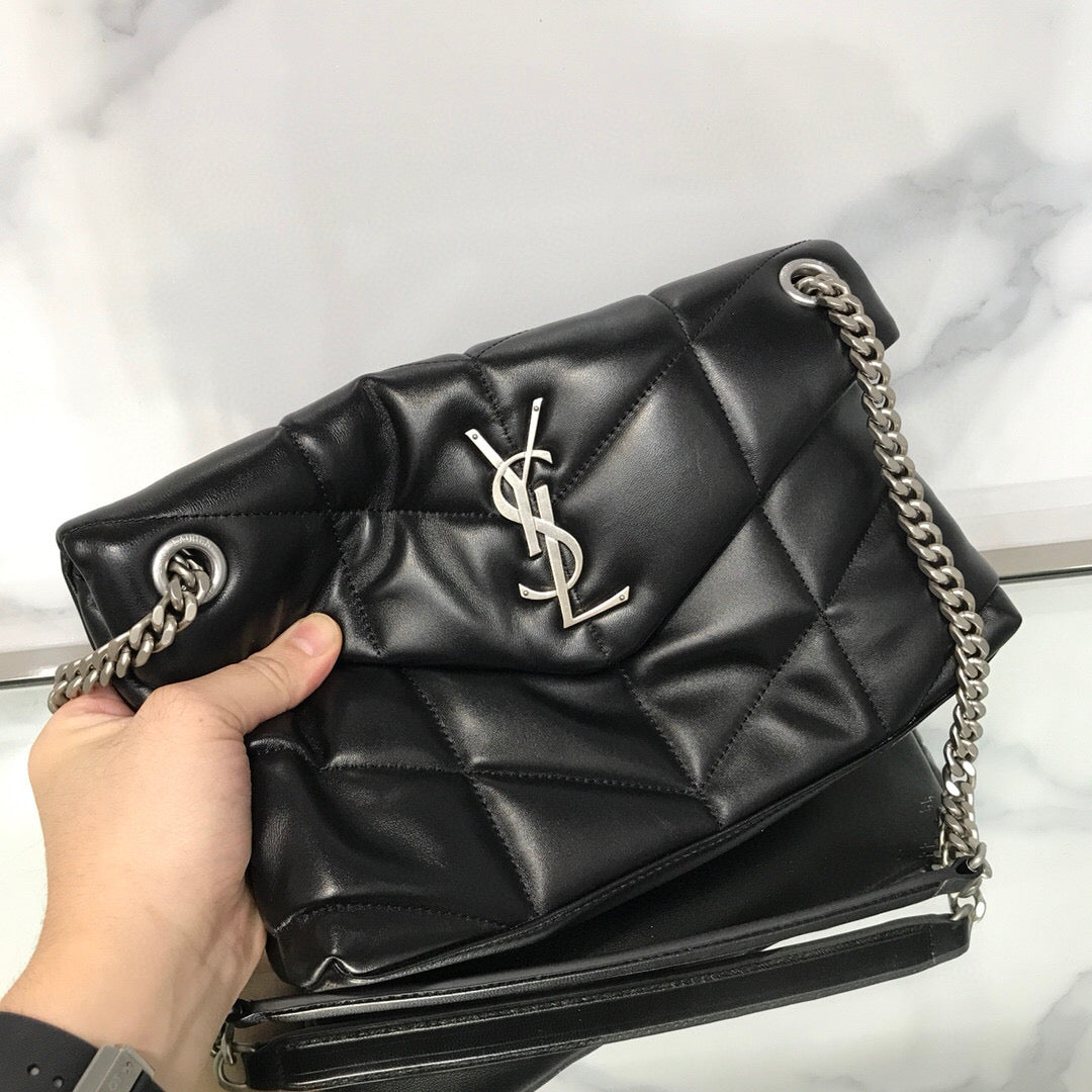 BOLSA PUFFER PRETA COM PRATA - 23 CM
