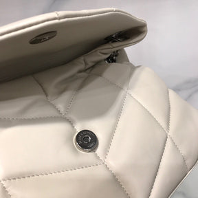 BOLSA PUFFER BRANCA COM PRATA - 23 CM