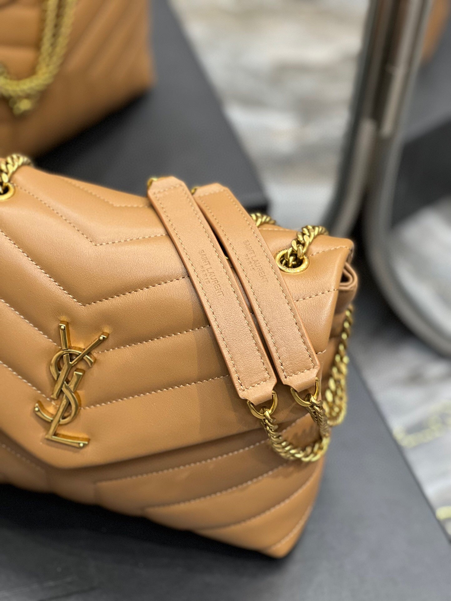 BOLSA LOULOU MARROM - 24 CM