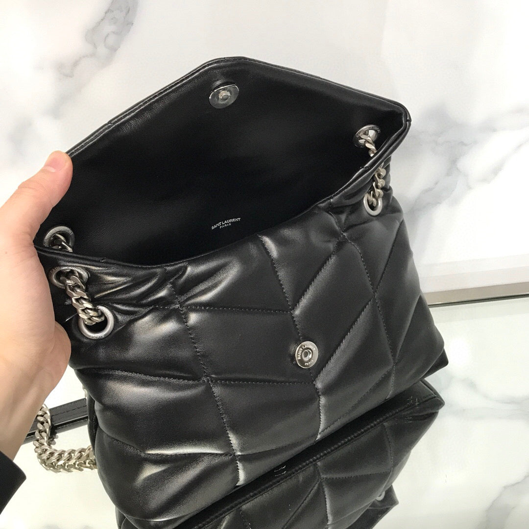 BOLSA PUFFER PRETA COM PRATA - 23 CM