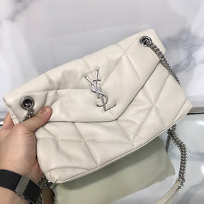 BOLSA PUFFER BRANCA COM PRATA - 23 CM